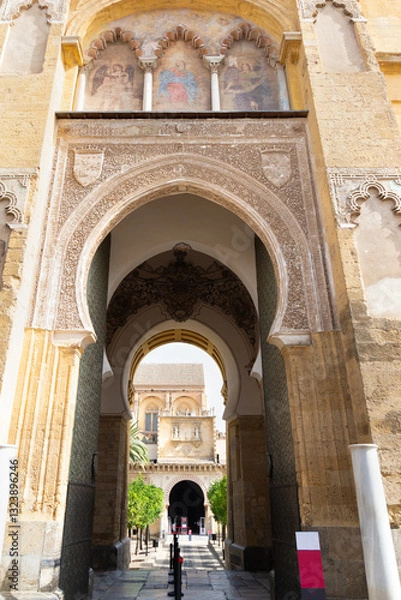 Fototapeta One of the several entrance gates of the famous mosquee in Cordoba, Andalusia, Spain, named "Mexquita". It is built according to the typical moorish art.