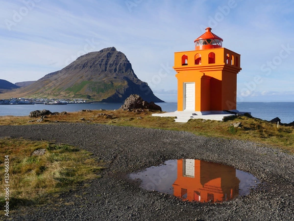 Fototapeta Der Leuchtturm Ósvör bei Bolungarvik in den Westfjorden von Isla