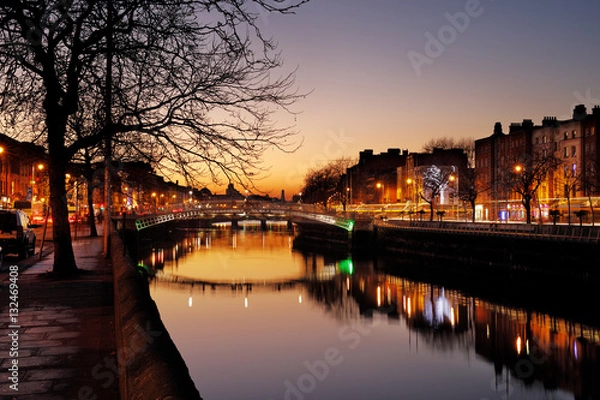 Obraz Ha'penny Bridge and the north banks of the river Liffey in Dublin City Centre at night. Ha'penny Bridge is a pedestrian bridge built in 1816 of cast iron