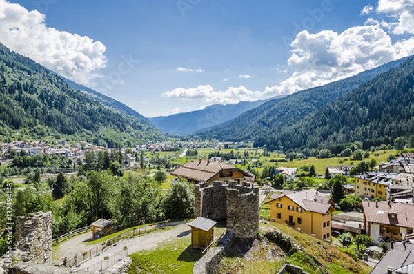 Fototapeta Zamek we włoskich Alpach, malowniczy widok „Val di Sole” i włoskiego vally na Alpach z zamku w Ossanie