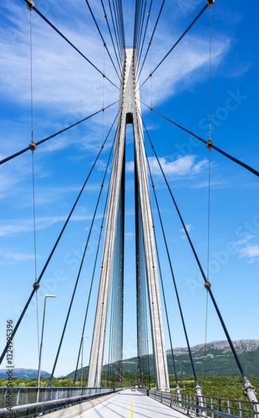 Obraz Helgelandsbrua a cable-stayed bridge crossing the Leirfjord and connecting the communes Leirfjord and Alstahaug, Helgeland, Province Nordland, Norway