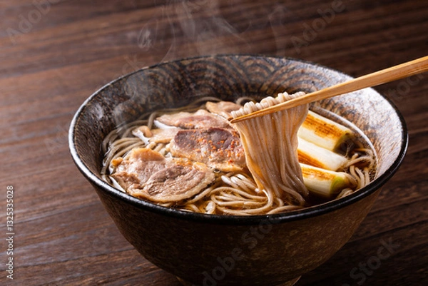 Obraz 鴨南蛮蕎麦を箸で食べる