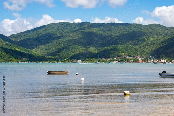 Obraz barco de pesca na praia e montanhas e o mar tranquilo em Santa Catarina Governador Celso Ramos Praia da Camboa e Praia Fazenda d'Armação  Brasil