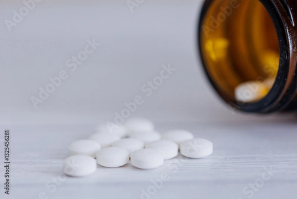 Fototapeta 瓶からこぼれた錠剤