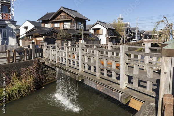 Obraz 佐原の町並みと水が流れ落ちる樋橋