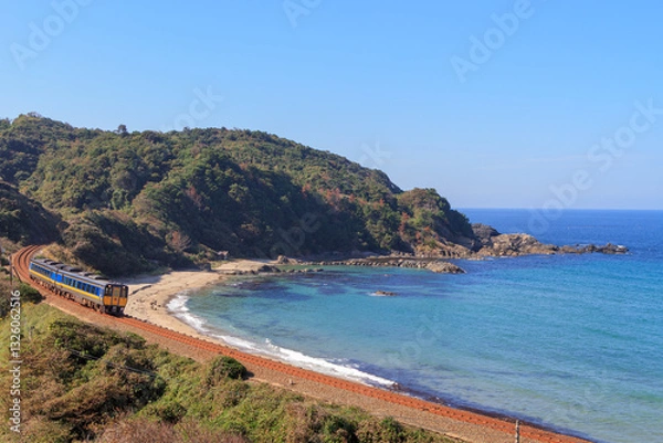 Obraz 紺碧の折居海岸に沿って走る山陰本線を望む