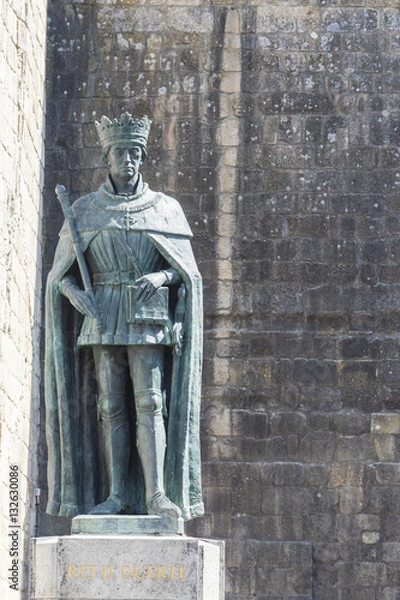 Fototapeta Statue of king Duarte, also called Edward, ancient Portugal sovereign, placed in Viseu