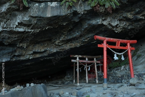 Fototapeta 鵜戸神宮　日本の景色　九州　洞窟の鳥居