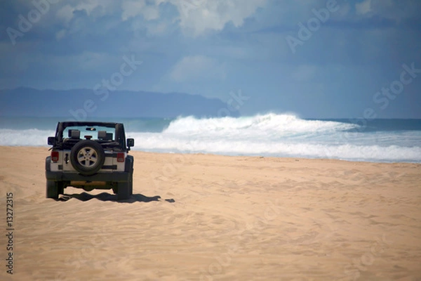 Fototapeta Offroad Vehicle on a Remote Beach in Hawaii