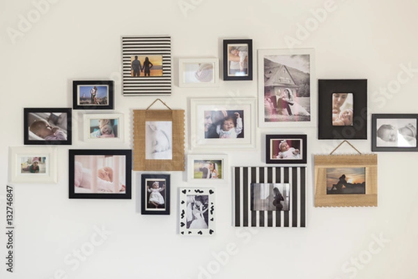 Fototapeta Zdjęcia rodziny w różnych ramkach ze zdjęciami