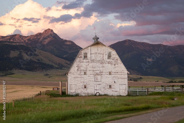 Obraz Rustic Barn in Bozeman, Montana with Vibrant Sunset and Mountain Backdrop