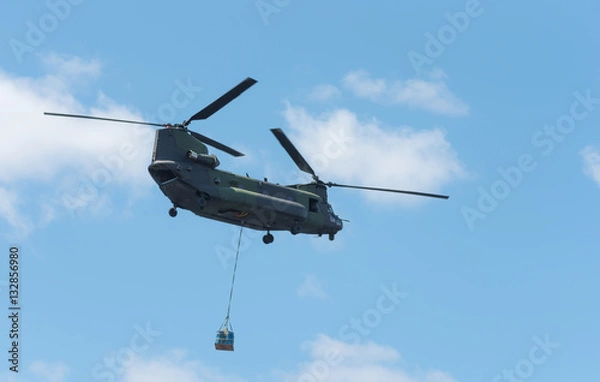 Fototapeta Podwójny wirnik, ciężki samolot, helikopter wojskowy, w locie, niosący ładunek.