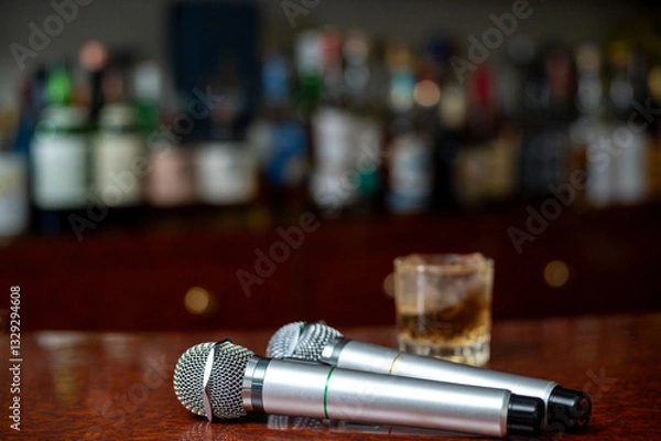 Obraz バーカウンターに置かれたマイクとお酒