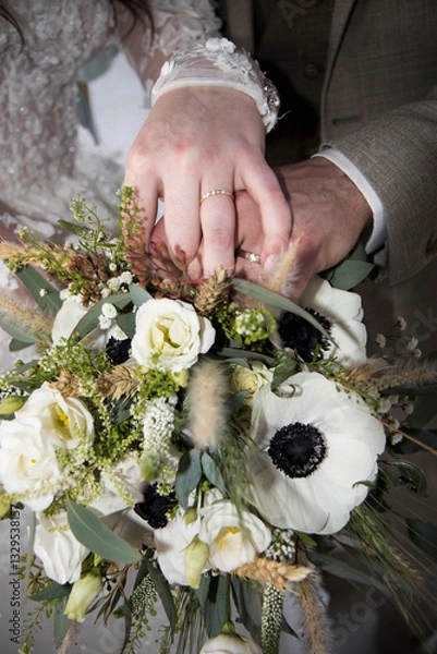 Fototapeta deux mains avec des alliances unies par le mariage