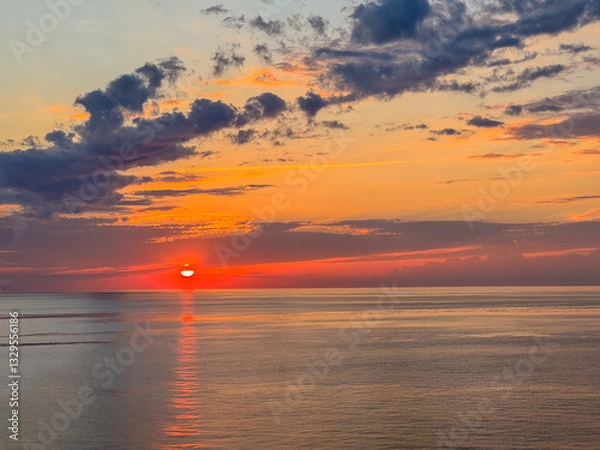 Obraz The sunset from a cruise ship in the Bahamas on the Caribbean Sea on a beautiful spring evening.