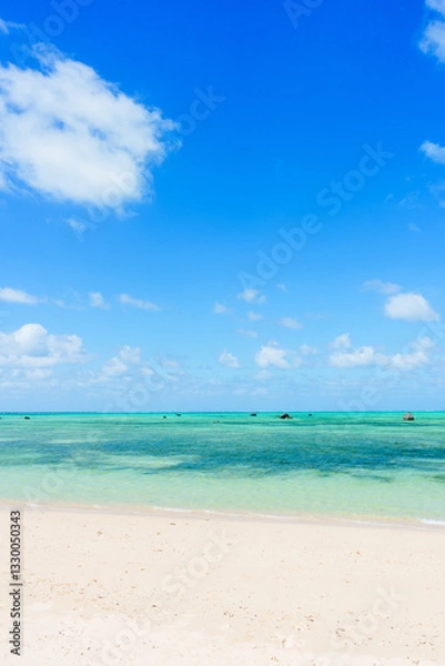 Obraz 【沖縄県】宮古島のエメラルドグリーンの海と青空のビーチ