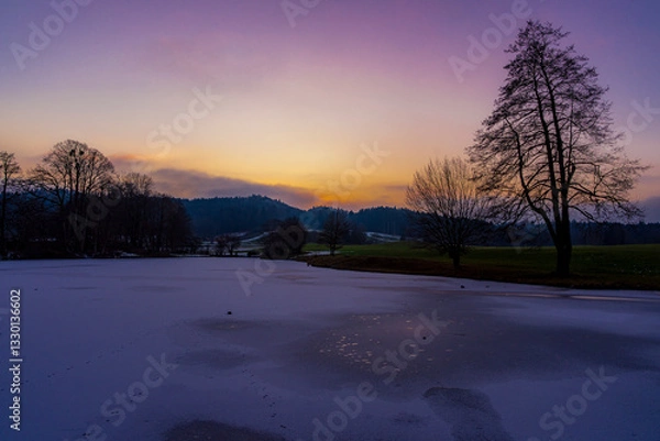Fototapeta Eckenweiher in Beuerberg bei Eurasburg in Bayern im Abendrot- einstige Filmkulisse der Lausbubengeschichten