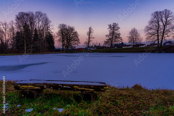 Fototapeta Eckenweiher mit Holzbank in Beuerberg bei Eurasburg in Bayern - einstige Filmkulisse der Lausbubengeschichten
