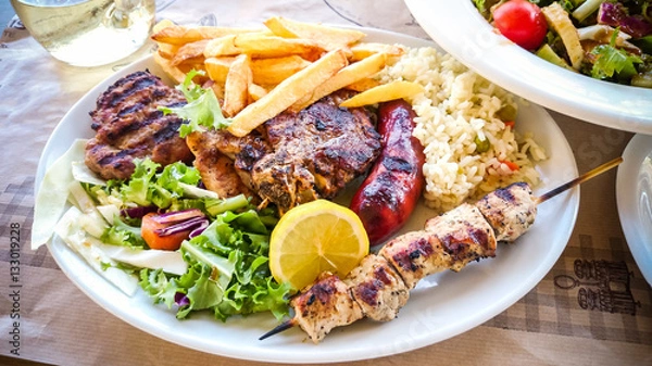 Fototapeta Griechisches Abendessen Mix-Fleischplatte mit Pommes frites