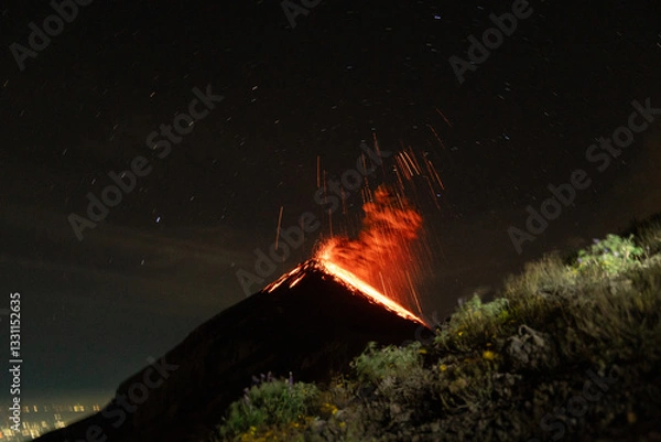 Obraz Nighttime Eruption of Volcán de Fuego, La Antigua, Guatemala