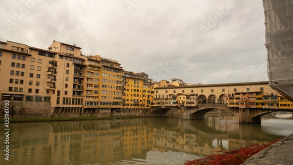 Obraz The Ponte Vecchio bridge in Florence, Italy, lined with colorful medieval buildings over the Arno River.