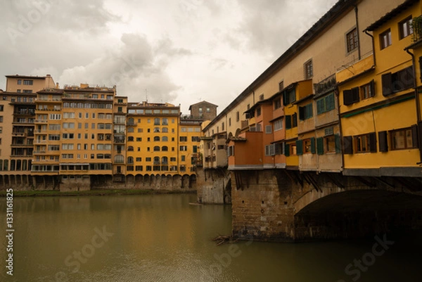 Obraz The Ponte Vecchio bridge in Florence, Italy, lined with colorful medieval buildings over the Arno River.