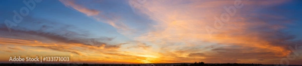 Obraz Piękne niebo zachód słońca z niesamowitymi kolorowymi chmurami na ciemnoniebieskim