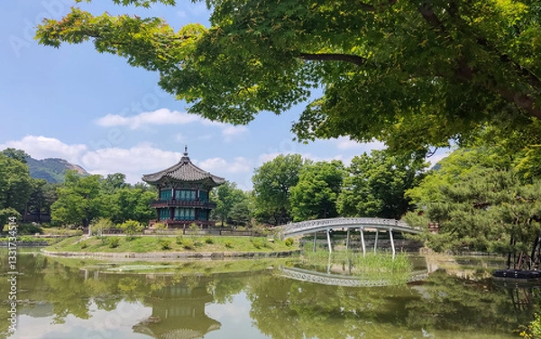 Obraz Hyangwonjeong Pavilion Reflected in Gyeongbokgung Palace Pond