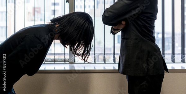 Fototapeta 謝罪するビジネスウーマン