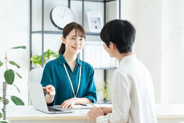 Fototapeta 若い女性の相談にのるプランナー