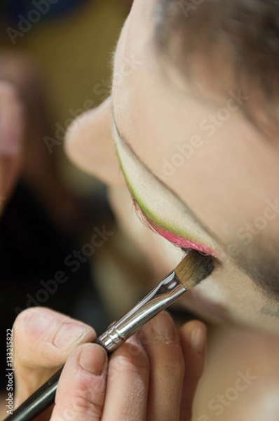 Obraz etap makijażu oczu przygotowujący do pokazu Drag Queen z pędzelkiem i kolorami