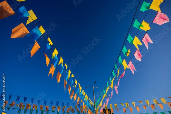 Obraz decoração de rua com muitas bandeirinhas coloridas