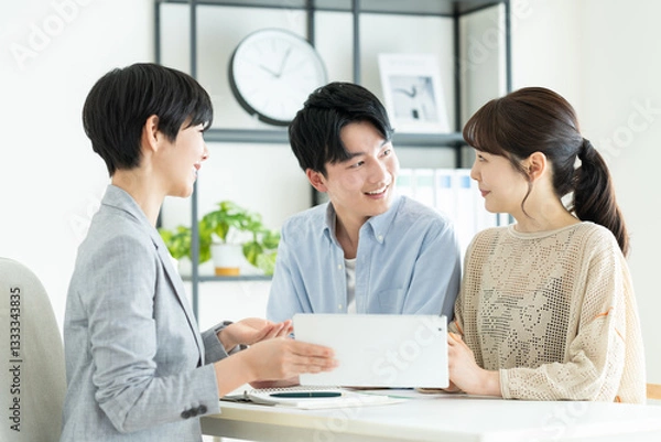 Fototapeta プランナーに相談する若い夫婦