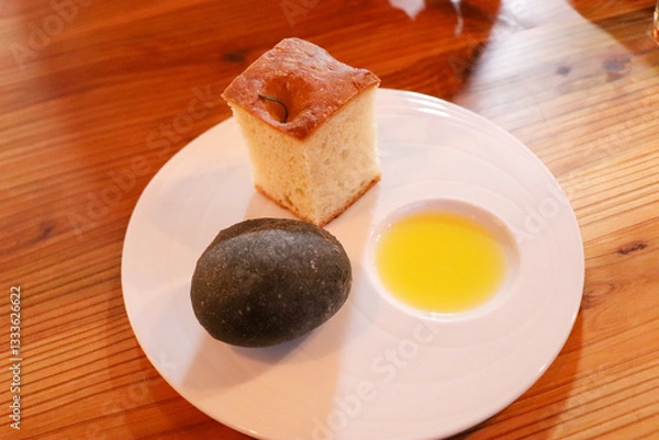 Obraz レストランの食事、フォカッチャと黒い丸パンとオリーブ油