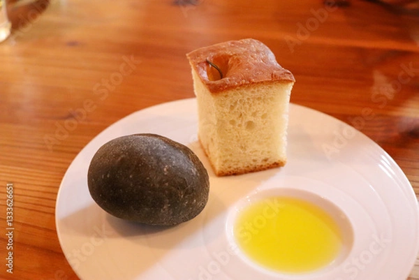 Obraz レストランの食事、フォカッチャと黒い丸パンとオリーブ油