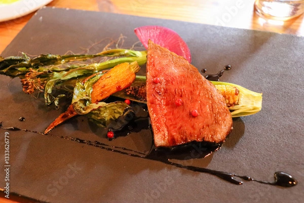 Obraz 赤身肉のステーキと焼き野菜T