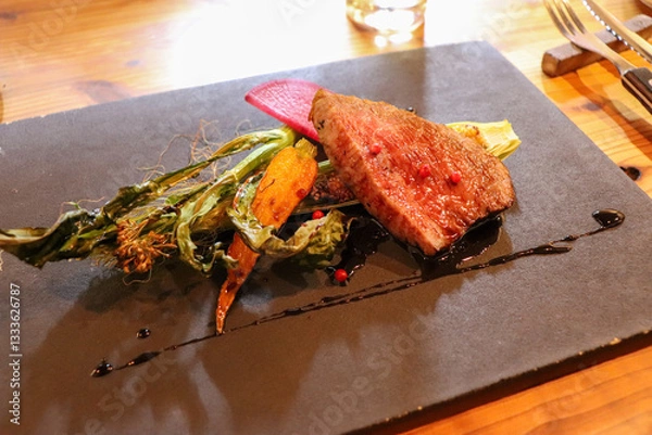 Obraz 赤身肉のステーキと焼き野菜T