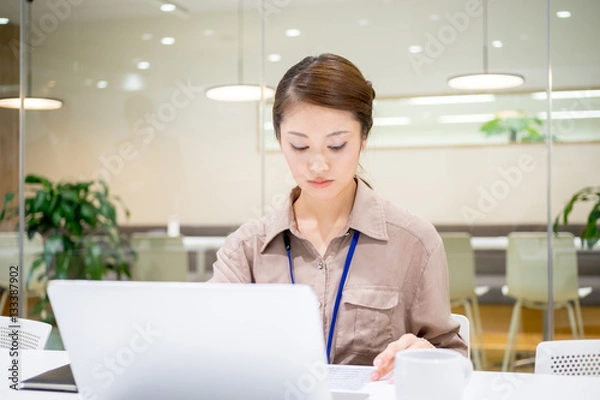 Fototapeta 書類を入力する女性（仕事・デスクワーク・経理）