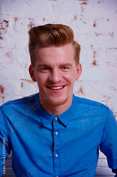 Obraz парень в синей рубашке