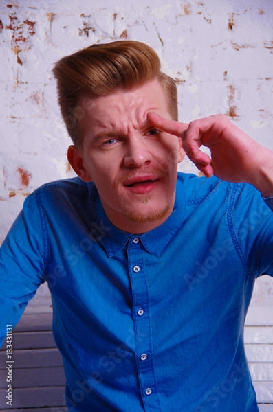 Obraz парень в синей рубашке