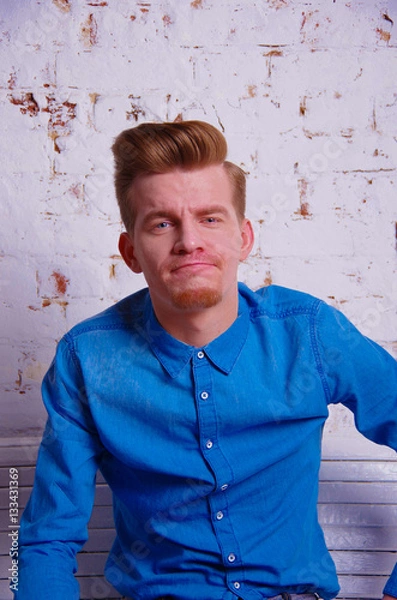 Obraz парень в синей рубашке