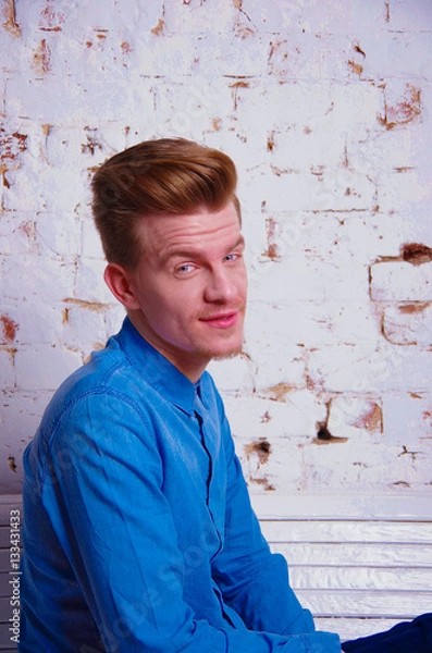 Obraz парень в синей рубашке