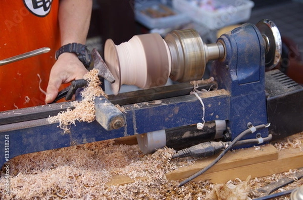 Fototapeta 電動ろくろで木を削る職人