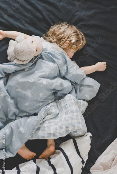 Obraz Маленький малчьик спит в кроватке с игрушкой