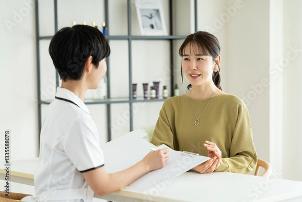 Fototapeta エステサロンでカウンセリングを受ける若い女性