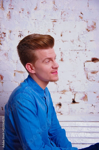 Obraz парень в синей рубашке 