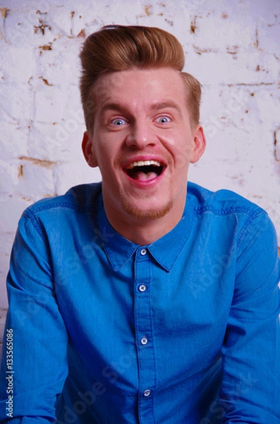 Obraz парень в синей рубашке 