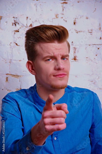 Obraz парень в синей рубашке 