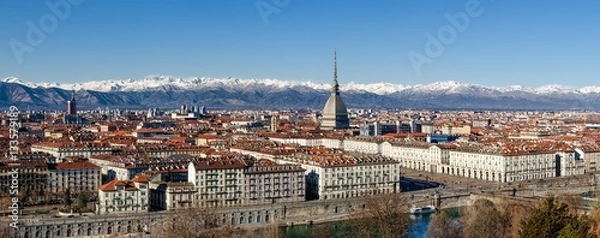 Fototapeta Zimowa panorama Turynu (Piemont, Włochy) z Mole Antonelliana, placem Vittorio Veneto i ośnieżonymi górami w tle