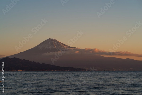 Fototapeta 朝焼けの富士山を海岸から眺める